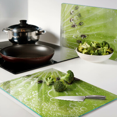 Tagliere in vetro con stampa di kiwi con gocce d'acqua