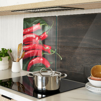 Tagliere in vetro temperato con stampa di peperoncini su sfondo di legno