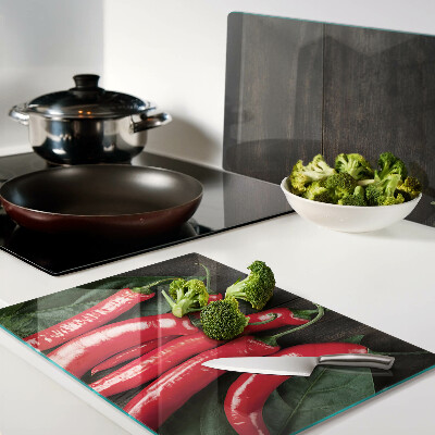 Tagliere in vetro temperato con stampa di peperoncini su sfondo di legno