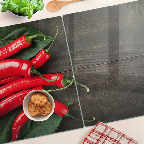 Tagliere in vetro temperato con stampa di peperoncini su sfondo di legno