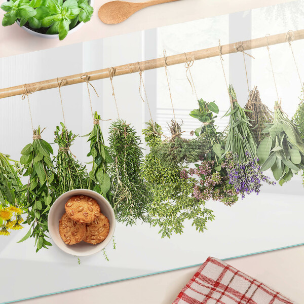 Tagliere in vetro temperato con stampa di erbe essiccate su sfondo a spago