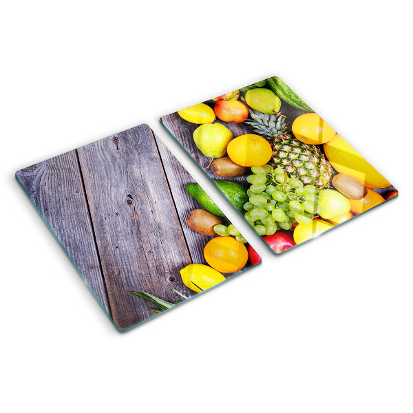 Tagliere in vetro con stampa di frutta su sfondo di legno