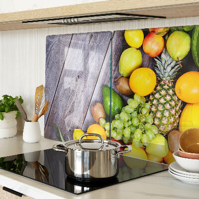 Tagliere in vetro con stampa di frutta su sfondo di legno