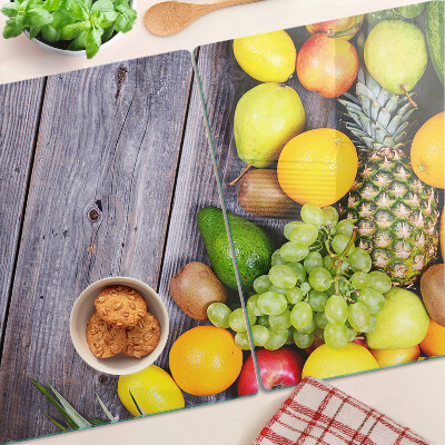 Tagliere in vetro con stampa di frutta su sfondo di legno