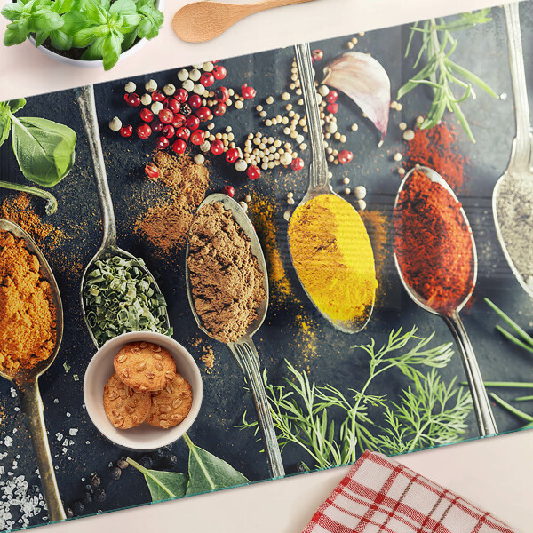 Tagliere in vetro con motivo di spezie nei cucchiai