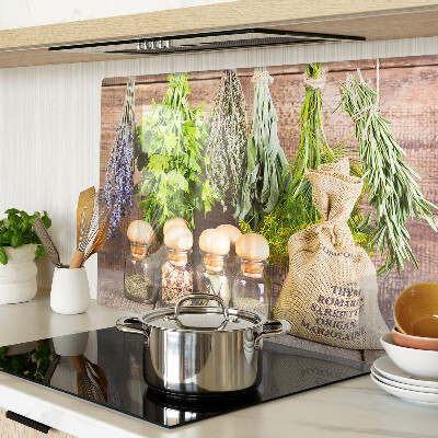 Tagliere in vetro con stampa di erbe e spezie su sfondo di legno