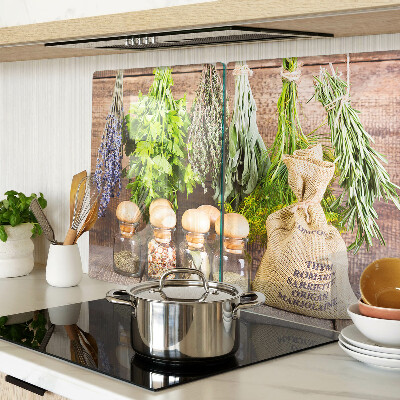 Tagliere in vetro con stampa di erbe e spezie su sfondo di legno