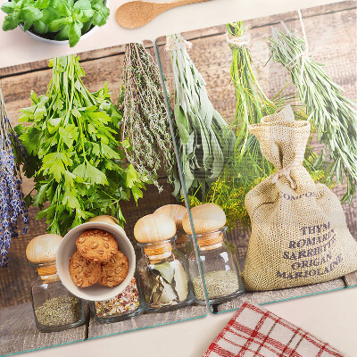 Tagliere in vetro con stampa di erbe e spezie su sfondo di legno