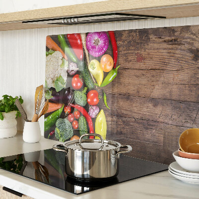 Tagliere in vetro temperato con stampa di verdure su sfondo di legno