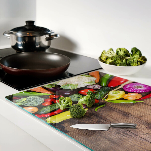 Tagliere in vetro temperato con stampa di verdure su sfondo di legno