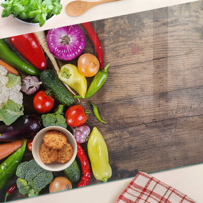 Tagliere in vetro temperato con stampa di verdure su sfondo di legno