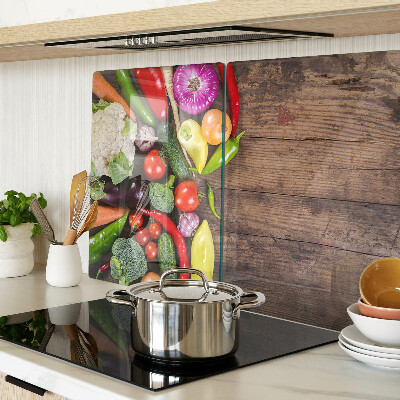 Tagliere in vetro temperato con stampa di verdure su sfondo di legno