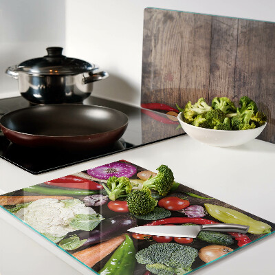 Tagliere in vetro temperato con stampa di verdure su sfondo di legno
