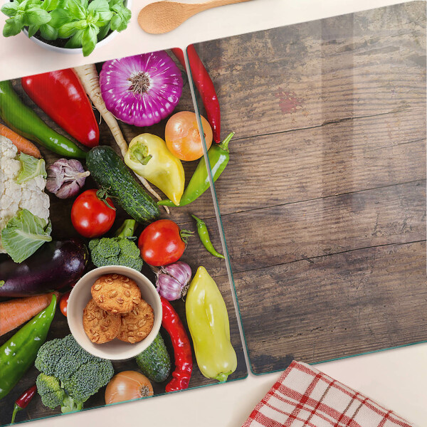 Tagliere in vetro temperato con stampa di verdure su sfondo di legno