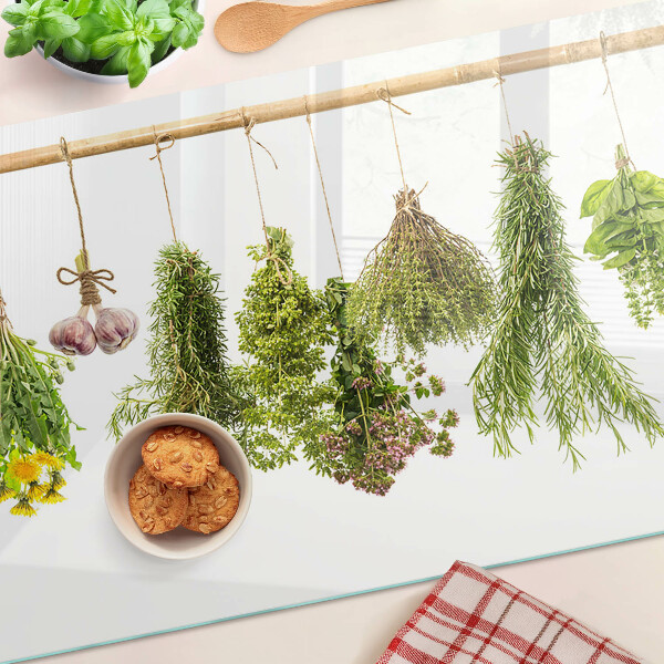 Tagliere in vetro temperato con decorazione di erbe disposte a mazzetti appesi