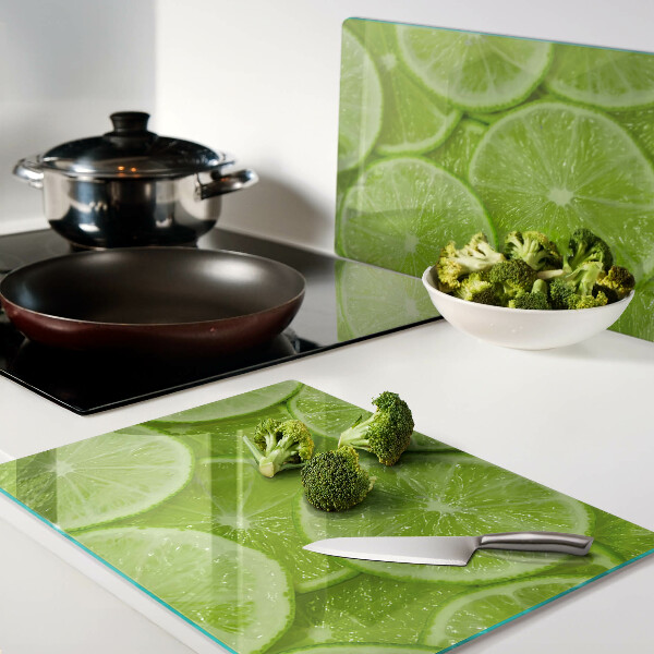 Tagliere in vetro temperato Fette di lime su sfondo verde