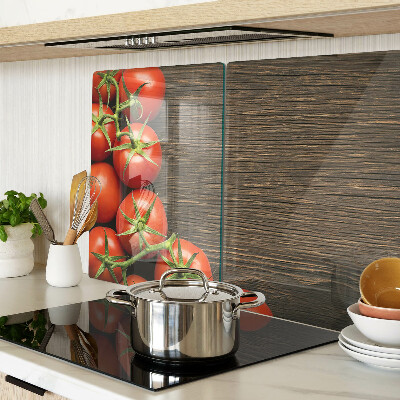 Tagliere in vetro con stampa di pomodori su sfondo di legno