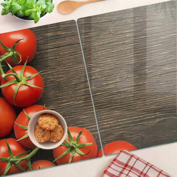Tagliere in vetro con stampa di pomodori su sfondo di legno