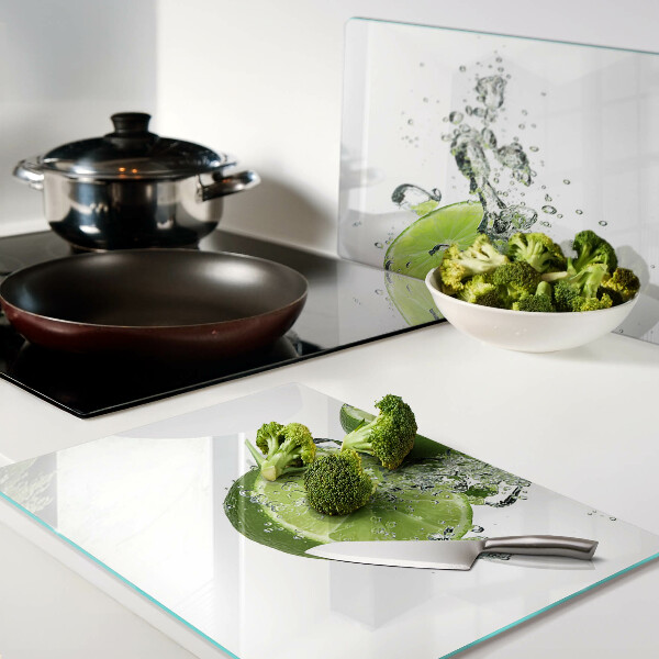 Tagliere in vetro con stampa di limoni immersi in acqua con bollicine