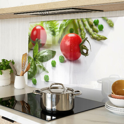 Tagliere in vetro temperato con stampa di verdure su sfondo di piano bianco