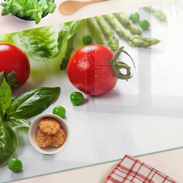 Tagliere in vetro temperato con stampa di verdure su sfondo di piano bianco
