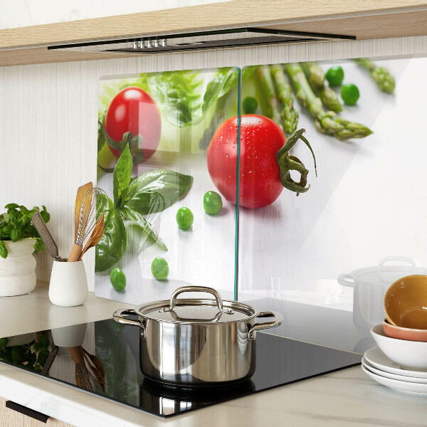 Tagliere in vetro temperato con stampa di verdure su sfondo di piano bianco