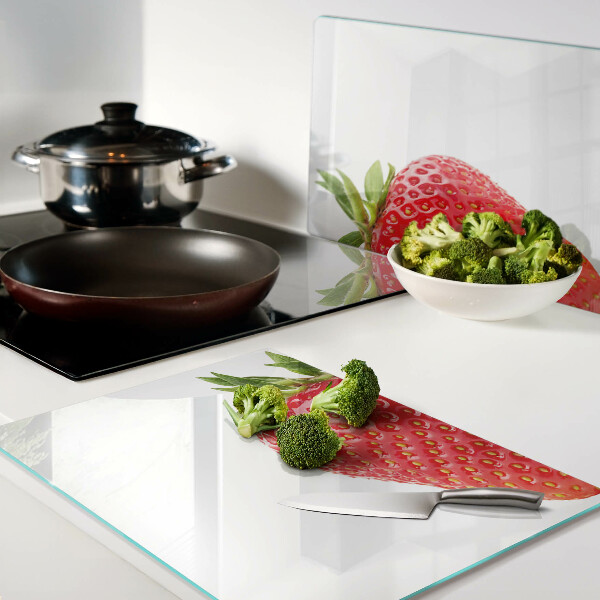 Tagliere in vetro temperato con stampa di fragole su sfondo bianco