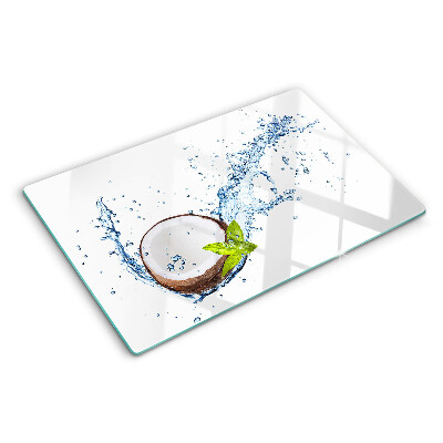 Tagliere in vetro con stampa a tema cocco immerso in acqua con foglie di menta