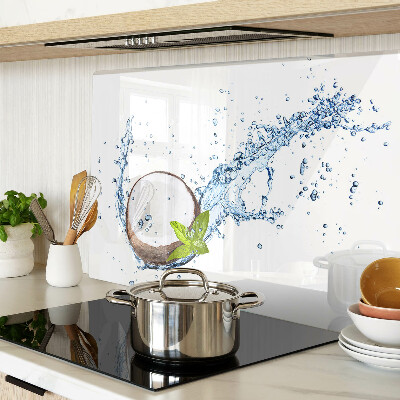 Tagliere in vetro con stampa a tema cocco immerso in acqua con foglie di menta