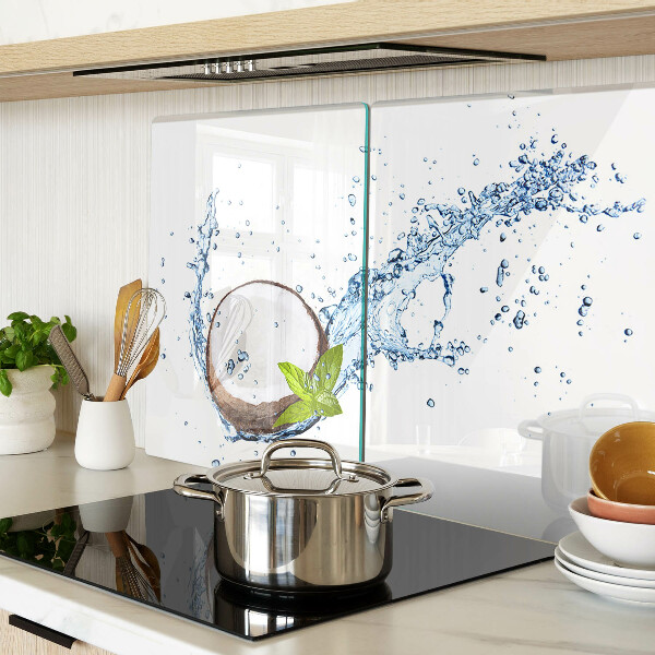 Tagliere in vetro con stampa a tema cocco immerso in acqua con foglie di menta