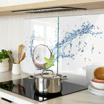 Tagliere in vetro con stampa a tema cocco immerso in acqua con foglie di menta