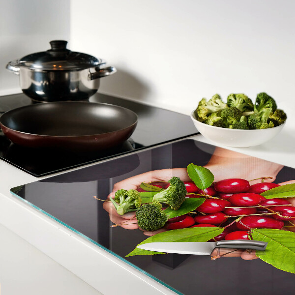 Tagliere in vetro temperato con stampa di ciliegie rosse che si incontrano nelle mani