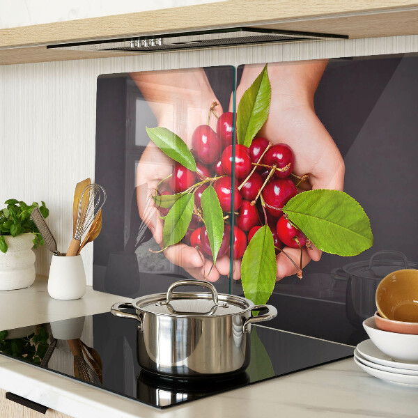 Tagliere in vetro temperato con stampa di ciliegie rosse che si incontrano nelle mani