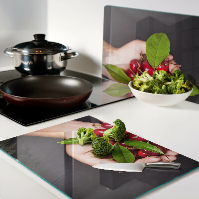 Tagliere in vetro temperato con stampa di ciliegie rosse che si incontrano nelle mani