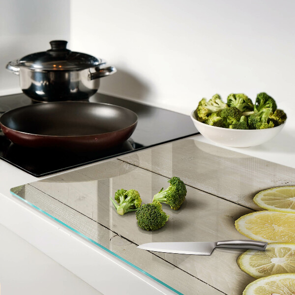 Tagliere in vetro temperato con stampa decorativa a fette di limone su sfondo di legno