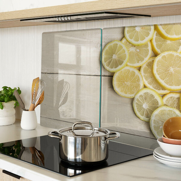 Tagliere in vetro temperato con stampa decorativa a fette di limone su sfondo di legno