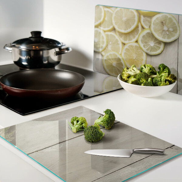 Tagliere in vetro temperato con stampa decorativa a fette di limone su sfondo di legno