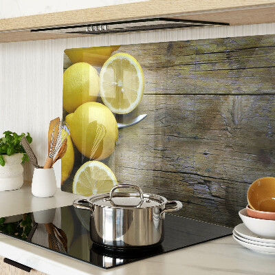 Tagliere in vetro con stampa di limoni su sfondo di legno