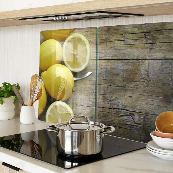 Tagliere in vetro con stampa di limoni su sfondo di legno