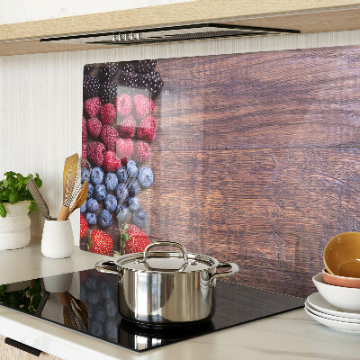 Tagliere in vetro temperato con stampa di frutti di bosco su sfondo di legno