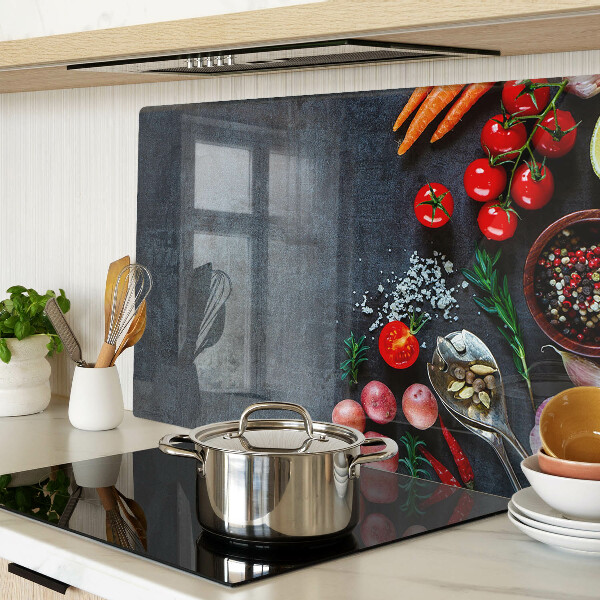 Tagliere in vetro temperato con stampa di verdure e spezie su sfondo scuro