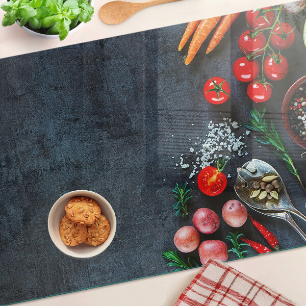 Tagliere in vetro temperato con stampa di verdure e spezie su sfondo scuro