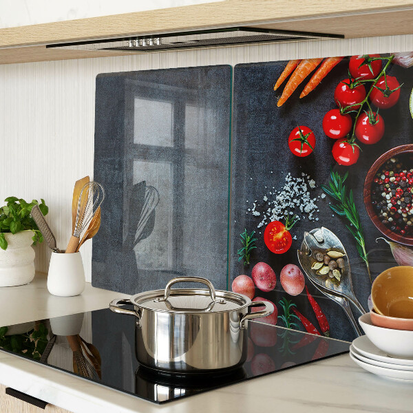 Tagliere in vetro temperato con stampa di verdure e spezie su sfondo scuro