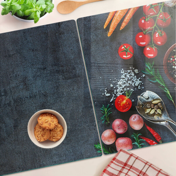 Tagliere in vetro temperato con stampa di verdure e spezie su sfondo scuro