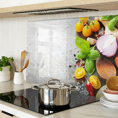 Tagliere in vetro con stampa degli ingredienti da cucina e delle erbe