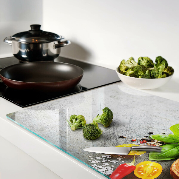 Tagliere in vetro con stampa degli ingredienti da cucina e delle erbe