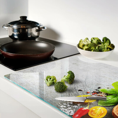 Tagliere in vetro con stampa degli ingredienti da cucina e delle erbe