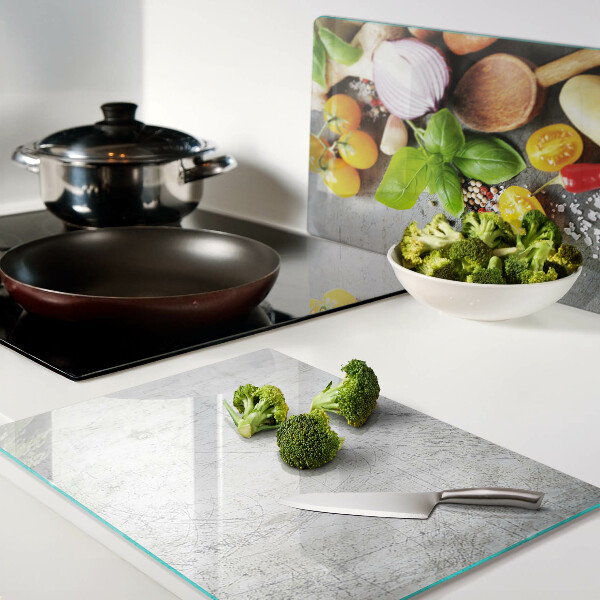 Tagliere in vetro con stampa degli ingredienti da cucina e delle erbe