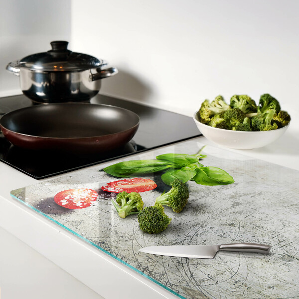 Tagliere in vetro temperato con stampa di pomodori, basilico e sale