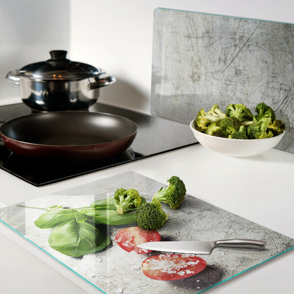 Tagliere in vetro temperato con stampa di pomodori, basilico e sale